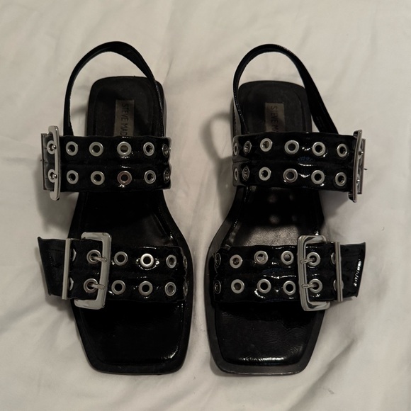 Steve Madden Shoes - STEVE MADDEN SIZE 9 BLACK FLAT SANDALS - SUPER COMFY & LIGHTLY WORN.